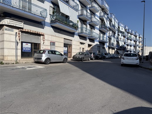 Locale Commerciale Angolare, 3 Vetrine, 2 Bagni. Con Canna Fumaria.